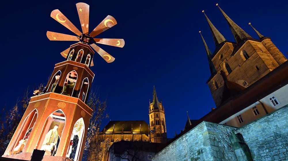 Kein Bühnenprogramm, mehr Polizei und mehr Sanitäter: Thüringens größter Weihnachtsmarkt geht unter dem Eindruck des Anschlags in Magdeburg zu Ende. (Archivbild)   / Foto: Martin Schutt/dpa-Zentralbild/dpa