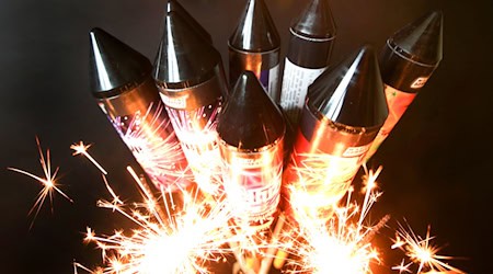 Wer nicht auf Pyrotechnik zu Silvester verzichten möchte, sollte unbedingt sorgfältig damit umgehen. (Illustration) / Foto: Roland Weihrauch/dpa