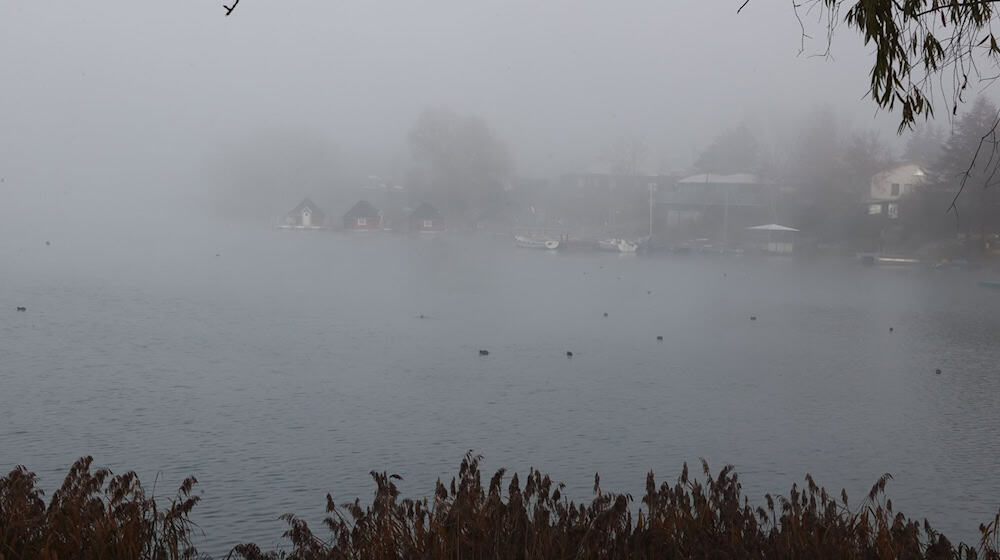 Der Winter zeigt sich in Thüringen am Wochenende oft neblig, so wie hier am Alperstedter See. Ab und an scheint aber auch die Sonne. (Archivbild) / Foto: Bodo Schackow/dpa