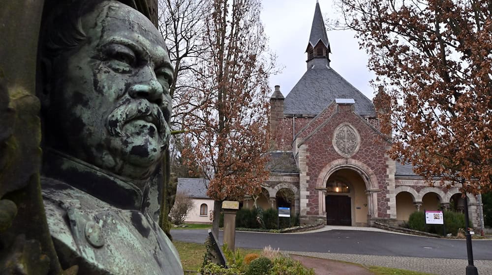 Die Friedhofskapelle wird seit 2022 restauriert. / Foto: Martin Schutt/dpa