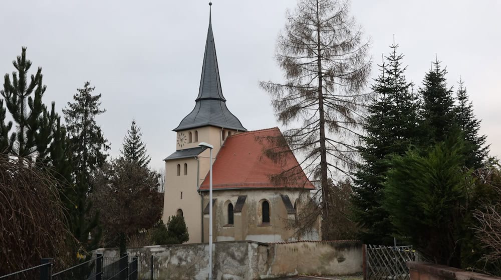 Die Kirche in Gera-Tinz erhält 112.000 Euro an Fördergeldern, mit denen in einigen Jahren die Fassade saniert werden soll. (Archivbild) / Foto: Bodo Schackow/dpa