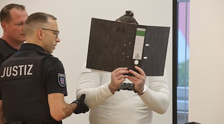 Der Angeklagte soll über Jahre reihenweise Frauen vergewaltigt haben, nachdem er sie zuvor vermutlich mit K.-o.-Tropfen bis zur Bewusstlosigkeit betäubt haben soll. (Archivbild) / Foto: Bodo Schackow/dpa