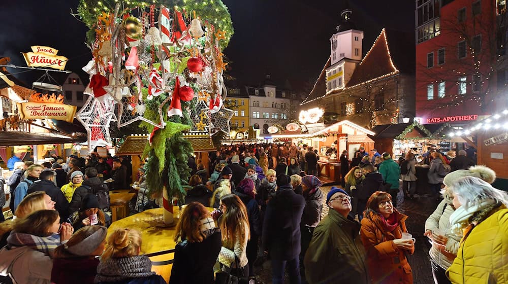 Musikbeschallung und Geräusche von Rummel-Fahrgeschäften gehören zu Weihnachtsmärkten. / Foto: Martin Schutt/dpa-Zentralbild/dpa