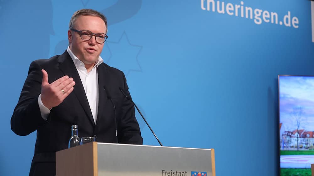 Thüringens neuer Ministerpräsident Mario Voigt (CDU) will eine Bundesratsinitiative aus Bayern zum Thema Migration unterstützen.  / Foto: Bodo Schackow/dpa