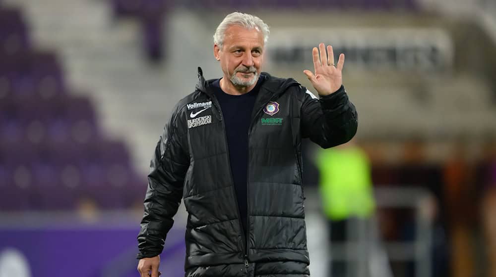 Ein letzter Gruß an die Fans: Pavel Dotchev ist nicht mehr Trainer des FC Erzgebirge Aue. / Foto: Robert Michael/dpa