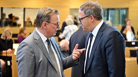 Der geschäftsführende Ministerpräsident Thüringens, Bodo Ramelow, spricht mit seinem möglichen Nachfolger Mario Voigt (CDU).   / Foto: Martin Schutt/dpa