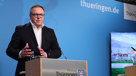 Thüringens Ministerpräsident Mario Voigt hat sich nach eigenen Angaben Unterlagen zum neuen Umweltminister Tilo Kummer (BSW) kommen lassen.  / Foto: Bodo Schackow/dpa