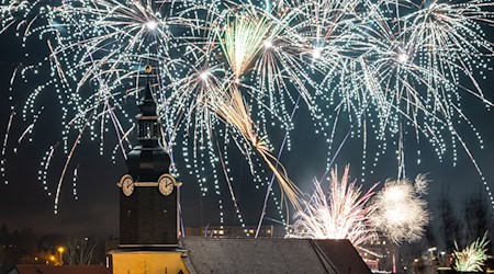 Die Thüringer Kommunen regeln den Umgang mit Böllern und Silvesterraketen unterschiedlich. (Archivbild) / Foto: Michael Reichel/dpa