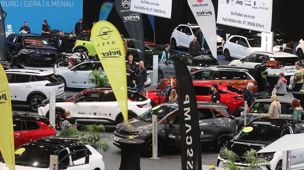 Automobilmesse mit Fahrzeugen verschiedener Hersteller  / Foto: Bodo Schackow/dpa
