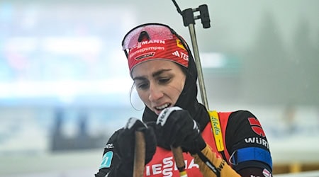 Vanessa Voigt kommt in Oberhof erschöpft ins Ziel. / Foto: Martin Schutt/dpa