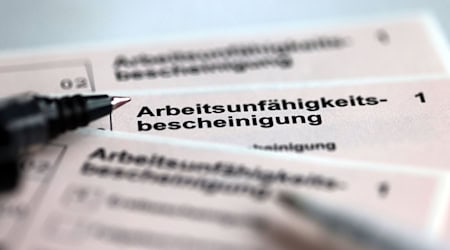 DAK-Versicherte in Thüringen waren 2024 im Schnitt an rund 22 Tagen krankgeschrieben. (Archivbild) / Foto: Jens Büttner/dpa
