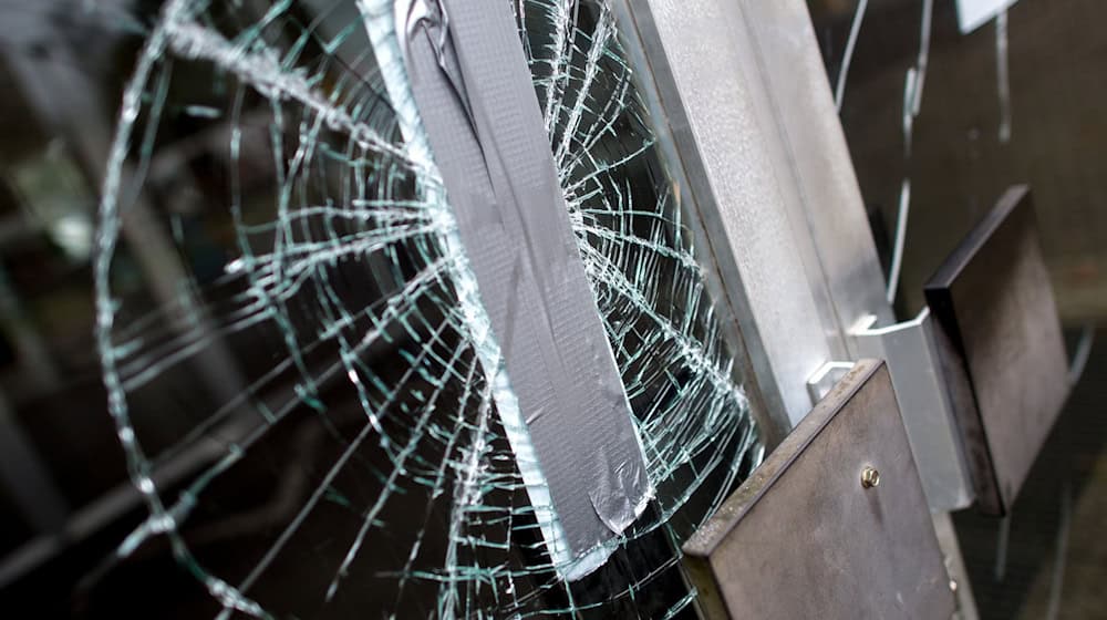 Der Unbekannte schlug ein Fenster ein. (Symbolbild) / Foto: Hauke-Christian Dittrich/dpa