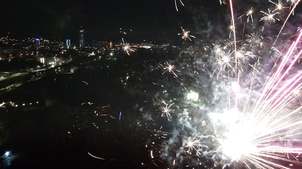 Sieht schön bunt aus, hinterlässt aber jede Menge Müll: Silvesterfeuerwerk (Archivfoto). / Foto: Bodo Schackow/dpa-Zentralbild/dpa