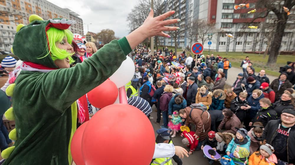 Sicherheit geht vor: Beim größten Thüringer Faschingsumzug wird es in diesem Jahr keine großen Motivwagen geben. (Archivfoto) / Foto: Michael Reichel/dpa