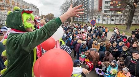 Sicherheit geht vor: Beim größten Thüringer Faschingsumzug wird es in diesem Jahr keine großen Motivwagen geben. (Archivfoto) / Foto: Michael Reichel/dpa