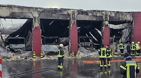 Das ausgebrannte Feuerwehr-Gerätehaus. Fünf Einsatzfahrzeuge wurden bei dem Feuer in Treffurt zerstört.  / Foto: Landratsamt Wartburgkreis