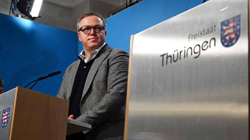 Thüringens Ministerpräsident Mario Voigt (CDU) in der Regierungsmedienkonferenz: Künftig soll die Pressekonferenz nach der Kabinettssitzung von der früheren MDR-Journalistin Sina Reeder geleitet werden. (Archivbild) / Foto: Martin Schutt/dpa