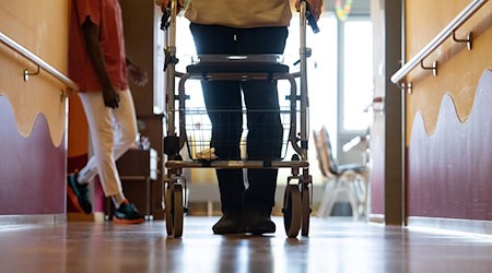 In Thüringen steigt der Anteil pflegebedürftiger Menschen. (Symbolbild) / Foto: Marijan Murat/dpa