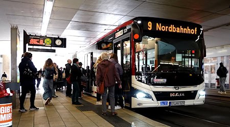 Die EVAG verzeichnete kaum Kündigungen wegen der Preiserhöhung beim Deutschlandticket. (Archivbild) / Foto: Martin Schutt/dpa