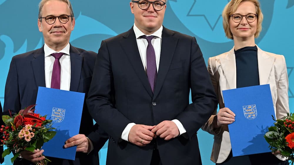 Thüringens Ministerpräsident Mario Voigt (CDU) und seine beiden Vize Katja Wolf (BSW) und Georg Maier (SPD) haben sich ein Maßnahmenpaket in den ersten 100 Tagen vorgenommen.  / Foto: Martin Schutt/dpa
