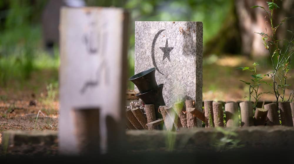 In Eisenach, Erfurt, Gera, Jena, Mühlhausen, Nordhausen, Sonneberg und Weimar können Menschen nach muslimischen Traditionen beerdigt werden. (Symbolbild) / Foto: Sebastian Kahnert/dpa