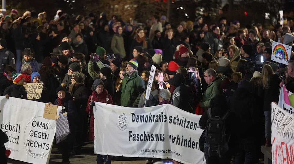 Mehr als 1000 Menschen demonstrieren in Erfurt vor einer Wahlkampfveranstaltung mit Friedrich Merz (CDU).  / Foto: Bodo Schackow/dpa
