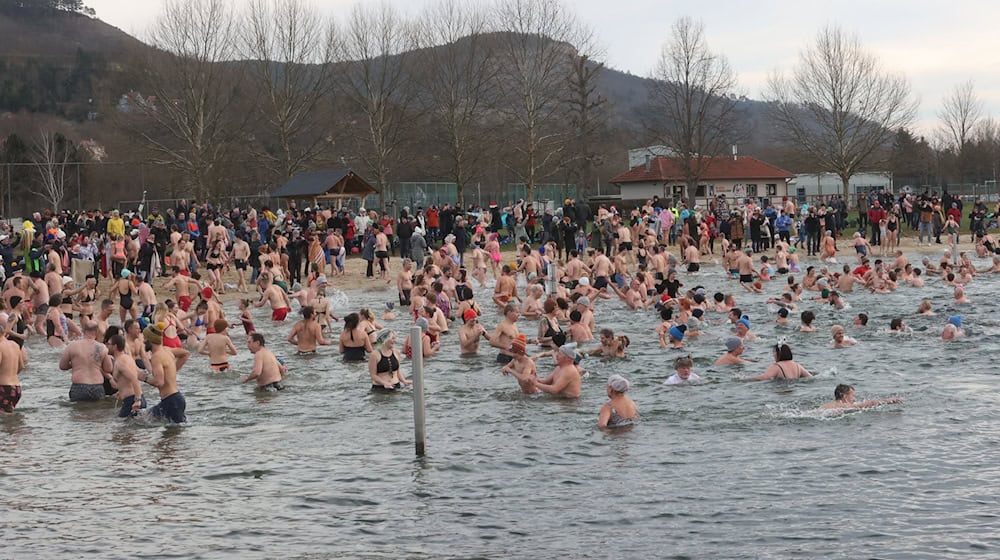 Neujahrsschwimmen für Hartgesottene in Jena. / Foto: Bodo Schackow/dpa