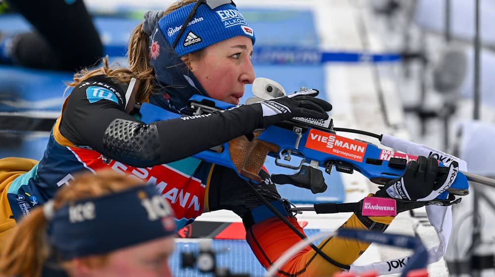 Franziska Preuß aus Deutschland beim Training vor dem Sprintrennen der Frauen beim Biathlon Weltcup in der Arena am Rennsteig. Wintersport ist ein wichtiger Tourismusfaktor in Thüringen. / Foto: Martin Schutt/dpa