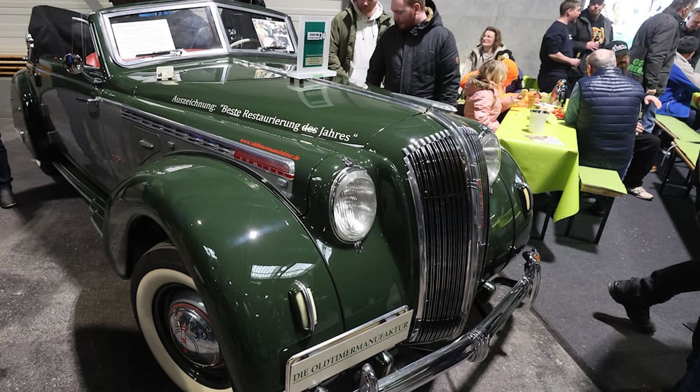 Der Opel Admiral «Hebmüller» Sport-Kabriolett, Baujahr 1938, gehörte zu den wichtigsten Ausstellungsstücken der «Oldtema».  / Foto: Bodo Schackow/dpa