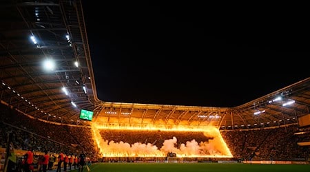 Über den Einsatz von Pyrotechnik wird immer wieder gestritten. / Foto: Robert Michael/dpa