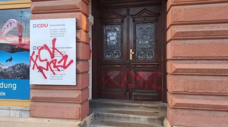 Ein Wahlkreisbüro der CDU in Jena wurde mit Graffiti beschmiert.  / Foto: CDU Kreisverband Jena/dpa