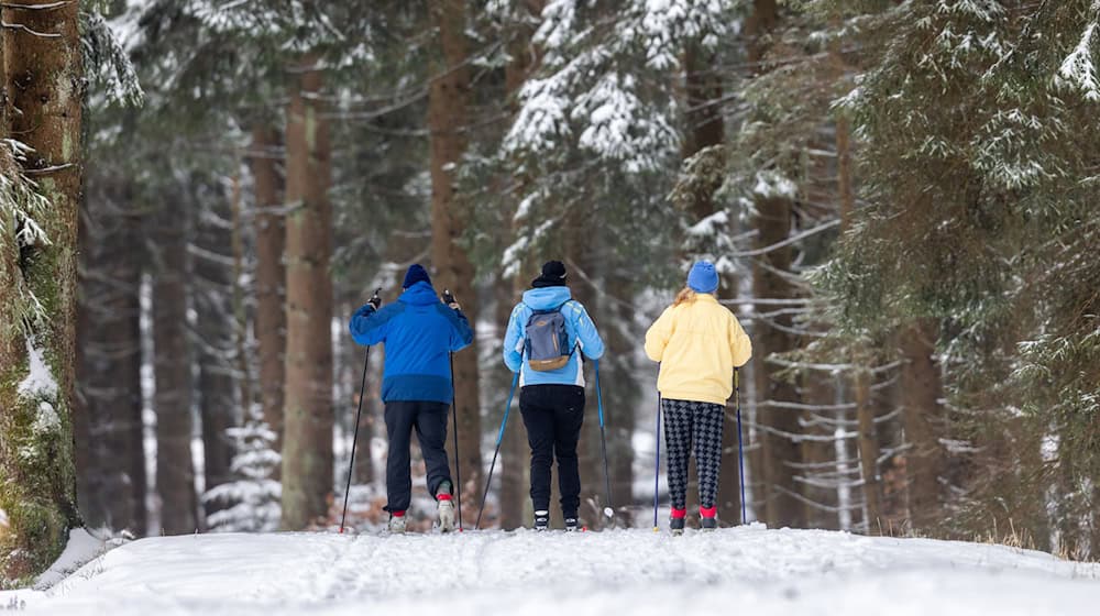 Das Winterwetter lockte über die Weihnachtsfeiertage viele Skifans auf die Pisten im Thüringer Wald. / Foto: Michael Reichel/dpa