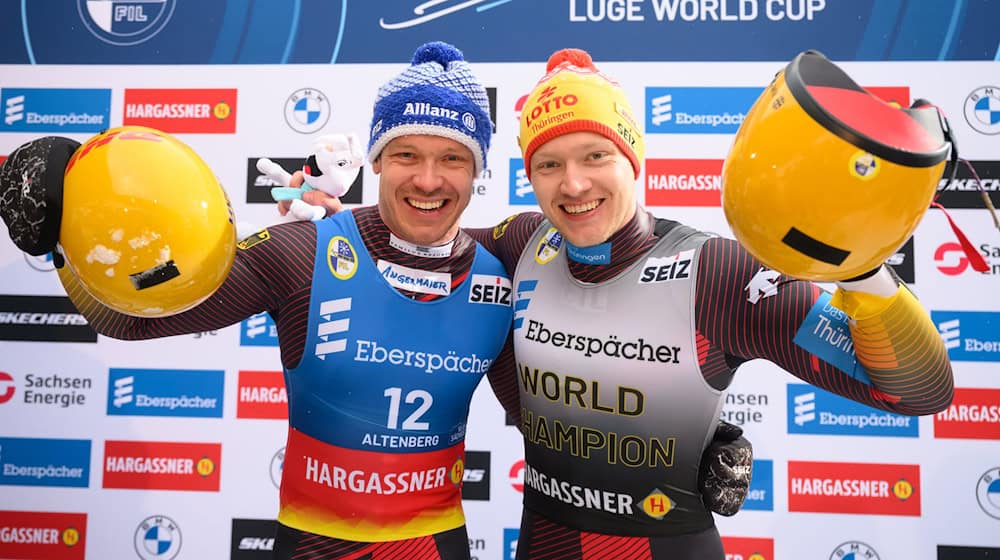 Sieger Max Langenhan (r) und der Zweitplatzierte Felix Loch jubeln im Ziel. / Foto: Robert Michael/dpa