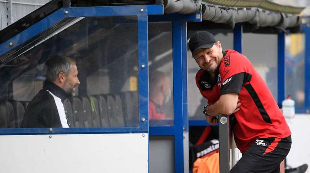 Im Bundesliga-Spitzenspiel treffen Marco Rose (l) und Steffen Baumgart aufeinander, dann können sie sich über alte Zeiten austauschen. / Foto: Ina Fassbender/AFP-Pool/dpa