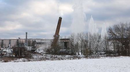 Um Platz für ein neues Verwaltungszentrum des Saale-Holzland-Kreises zu schaffen, wurde ein 60 Meter hoher Schornstein auf dem Gelände eines früheren Biomasse-Heizkraftwerks in Eisenberg gesprengt. / Foto: Bodo Schackow/dpa