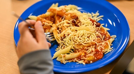 Die neue Brombeer-Koalition aus CDU, BSW und SPD will einen Einstieg in ein kostenloses Mittagessen an Schulen und Kindergärten. (Symbolbild) / Foto: Jens Kalaene/dpa