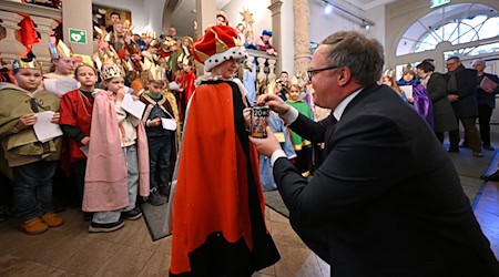 Die Sternsinger sammeln Spenden für Kinder.  / Foto: Martin Schutt/dpa