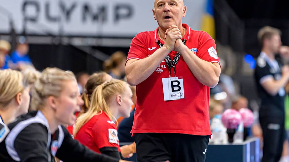 Die Handballerinnen des Thüringer HC brachten gegen Metzingen auch ihren Trainer Herbert Müller ins Schwitzen. / Foto: Marco Wolf/dpa