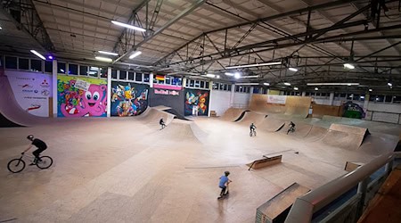 Mit einer Fläche von rund 4.500 Quadratmetern zählt der Thuringia Funpark in Mühlhausen laut Betreibern zu den größten Indoor-Skate-Anlagen in Deutschland. Und die Anlage soll noch größer werden. (Archivfoto) / Foto: Andreas Göbel/dpa