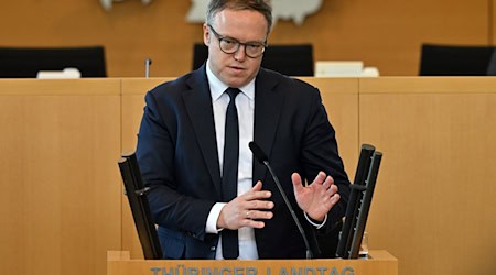 Thüringens Ministerpräsident Mario Voigt (CDU) sagte beim Gedenken an die Opfer des Nationalsozialismus im Landtag, dass Gedenken nicht nur Rückschau sei. / Foto: Martin Schutt/dpa