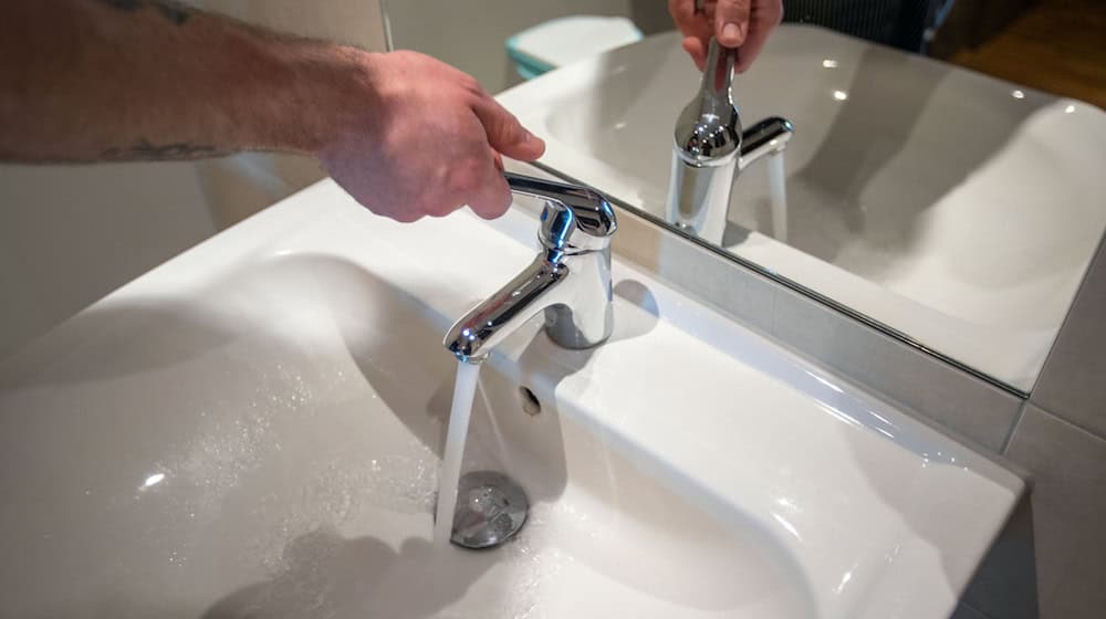 In mehreren Orten bei Erfurt ist wegen einer Havarie die Wasserversorgung gestört. (Symbolfoto) / Foto: Jens Büttner/dpa-Zentralbild/dpa