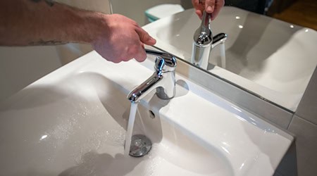 In mehreren Orten bei Erfurt ist wegen einer Havarie die Wasserversorgung gestört. (Symbolfoto) / Foto: Jens Büttner/dpa-Zentralbild/dpa