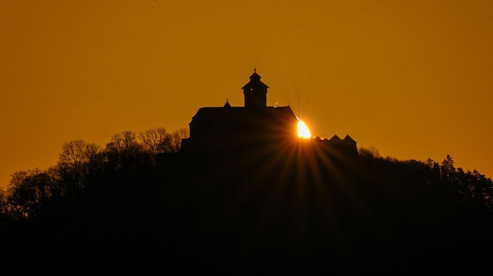 Am Wochenende können sich die Menschen in Thüringen auf Sonnenschein freuen. (Symbolbild) / Foto: Martin Schutt/dpa