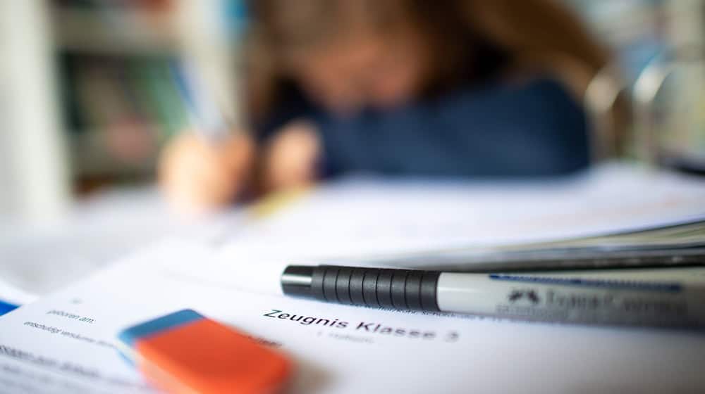 Die Halbjahreszeugnisse sind nicht für alle Schülerinnen und Schüler ein Grund zur Freude. (Symbolbild) / Foto: Jonas Güttler/dpa