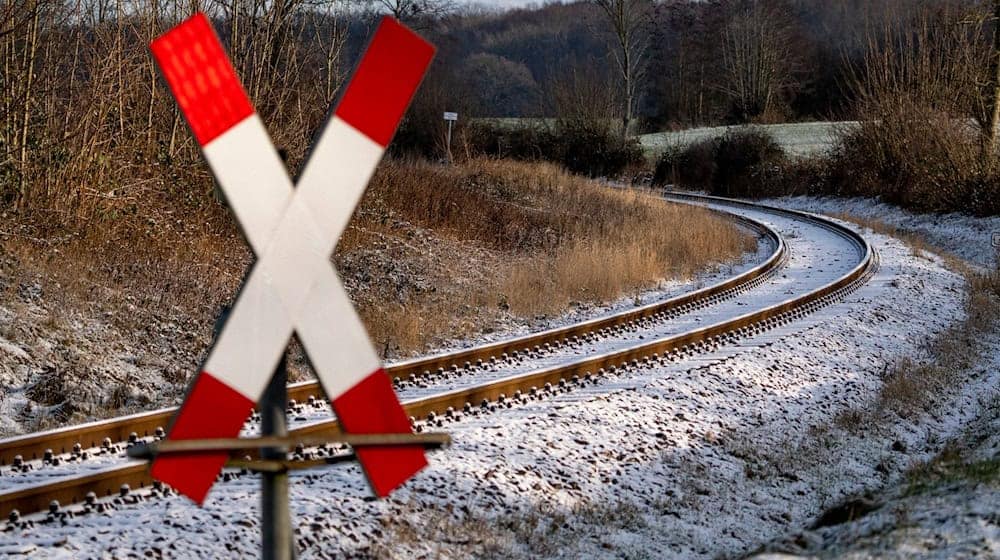 Ein Zug ist auf einem unbeschrankten Bahnübergang bei Döllstädt (Landkreis Gotha) mit einem Auto zusammengestoßen. (Symbolbild) / Foto: Axel Heimken/dpa