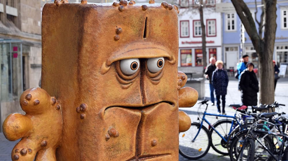 Die längst nicht nur bei Kindern beliebte Figur Bernd das Brot des öffentlich-rechtlichen Kindersender Kika wird 25 Jahre alt. (Archivbild) / Foto: Martin Schutt/dpa-Zentralbild/dpa