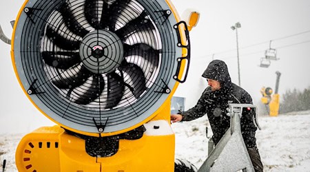 Ohne Kunstschnee geht auf den wichtigsten Thüringer Skihängen derzeit nichts (Symbolfoto). / Foto: Jacob Schröter/dpa