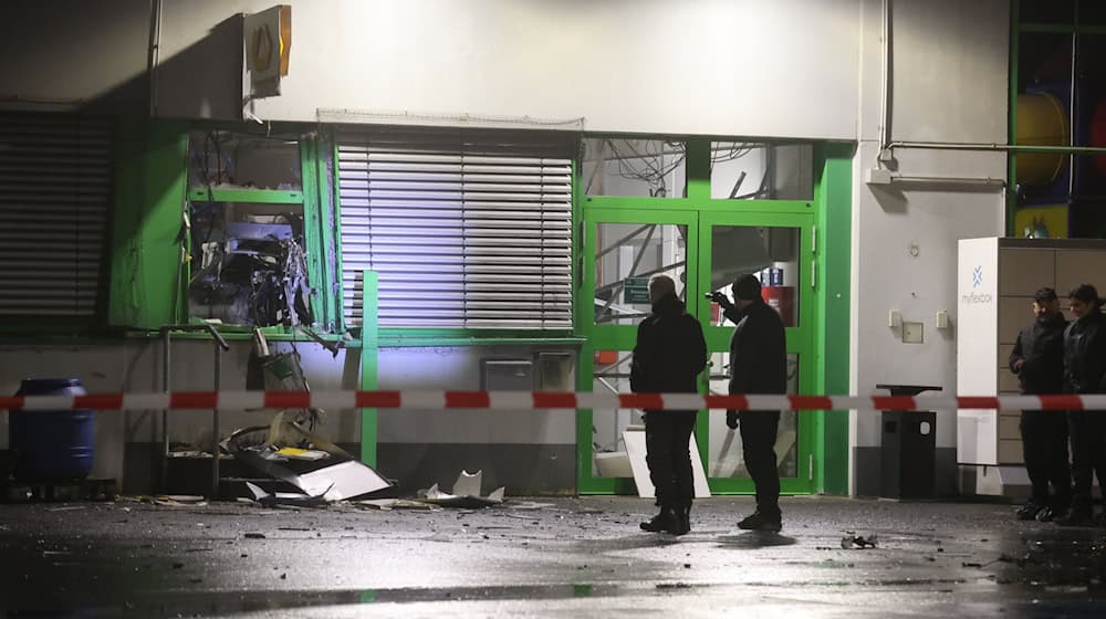 Der Geldautomat ist mit unbekannten Sprengmitteln beschädigt worden.  / Foto: Bodo Schackow/dpa