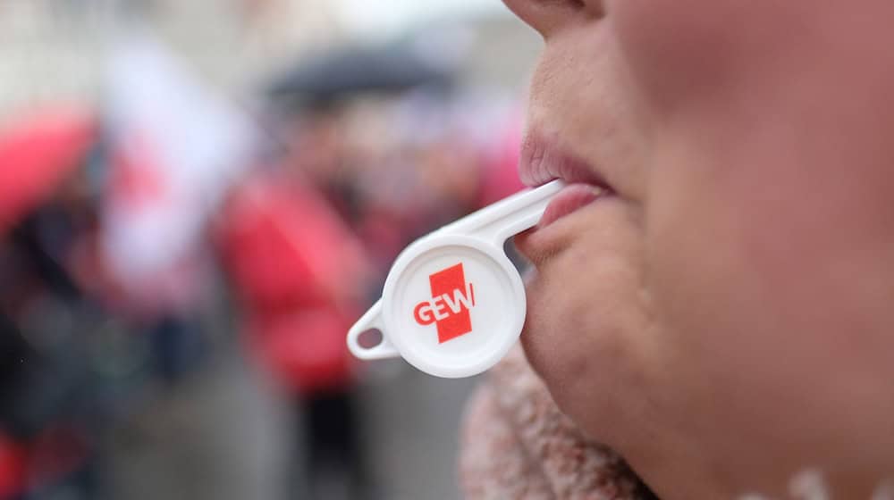 GEW und Verdi hatten zum Warnstreik in Erfurt aufgerufen. (Symbolbild) / Foto: Sebastian Willnow/dpa