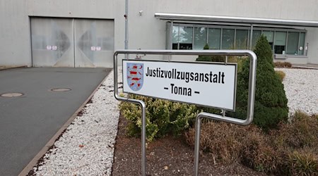 Ein Insasse soll in dem Gefängnis Anfang Februar mehrere Mithäftlinge und Bedienstete verletzt haben. (Archivbild) / Foto: Bodo Schackow/dpa